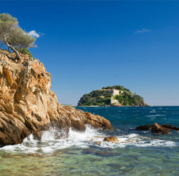 Le Château Saint-Honoré est situé entre la Mer Méditerranée et le Massif des Maures